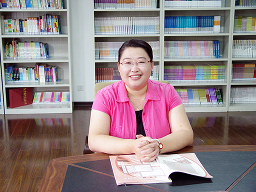 ˵: http://www.newvision-optical.com/teacher-info/personal%20info/photo/liyumei1.jpg