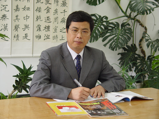 ˵: http://www.newvision-optical.com/teacher-info/personal%20info/photo/jinzhongzhi.JPG