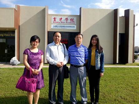 说明: 挂牌仪式后王跃进校长与张伟民先生合影留念.jpg